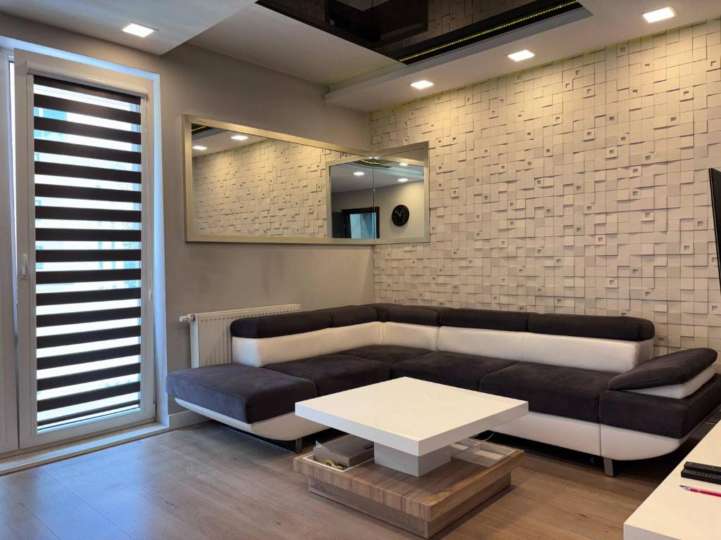 una sala de estar con un sofá y una mesa en Apartament Browarna, en Tomaszów Mazowiecki