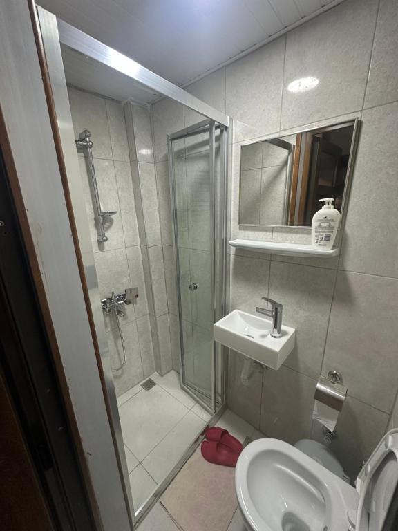 A bathroom at Kont Pension