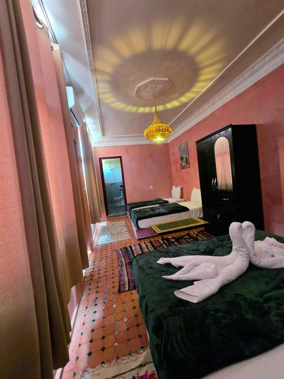 Postel nebo postele na pokoji v ubytování Riad Rime Garden Marrakech