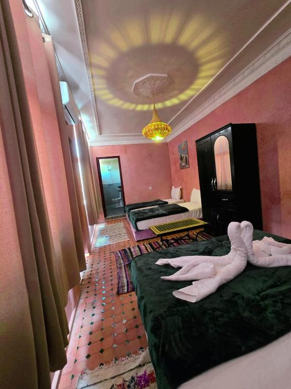 Postel nebo postele na pokoji v ubytování Riad Rime Garden Marrakech