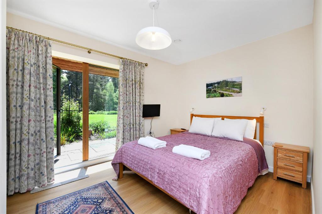 Voodi või voodid majutusasutuse Eco 2-Bed Bungalow with Biodiverse Garden & Solar toas