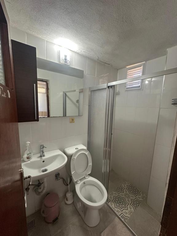 A bathroom at Kont Pension