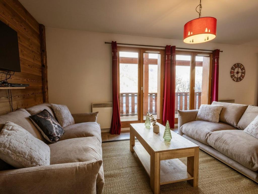 un salon avec deux canapés et une table dans l'établissement Duplex 4 Pièces, Balcon, 8 Pers, 4*, Animaux OK, Proche Télécabine - Valloire - FR-1-263-207, à Valloire