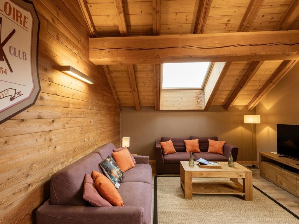 un salon avec un canapé et une table dans l'établissement Appartement 3 pièces - 6 pers, 4* - Proche remontées et commerces, balcons, wifi, animaux bienvenus - FR-1-263-213, à Valloire