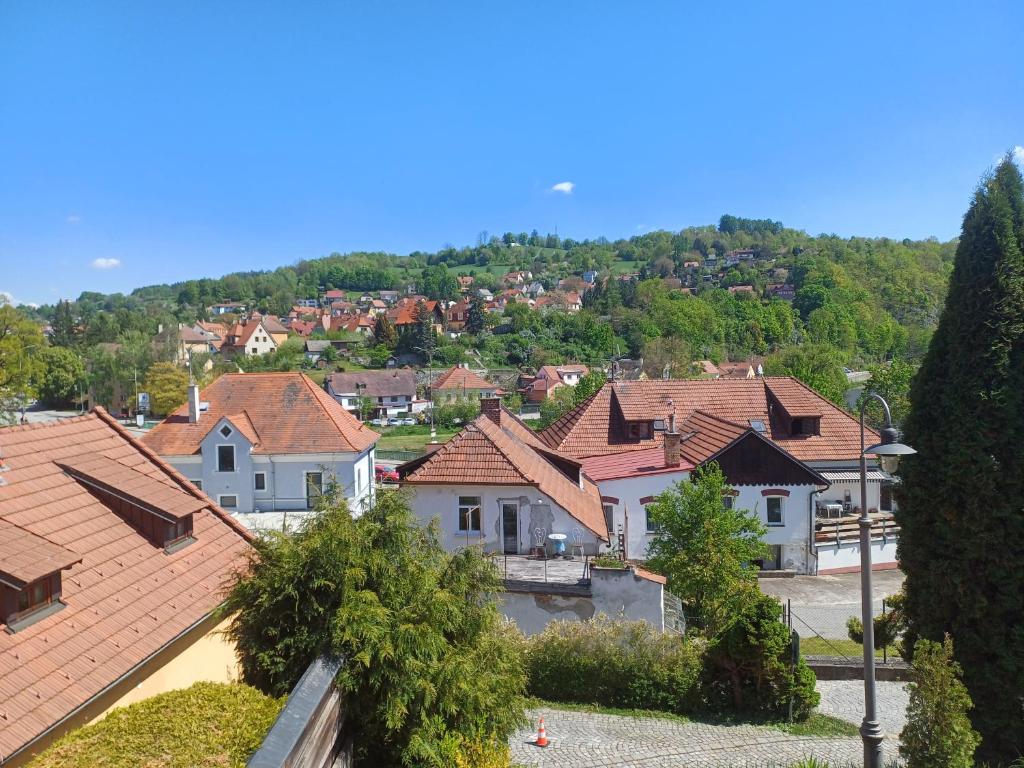 Nespecifikovaný výhled na hory nebo výhled na hory při pohledu z penzionu