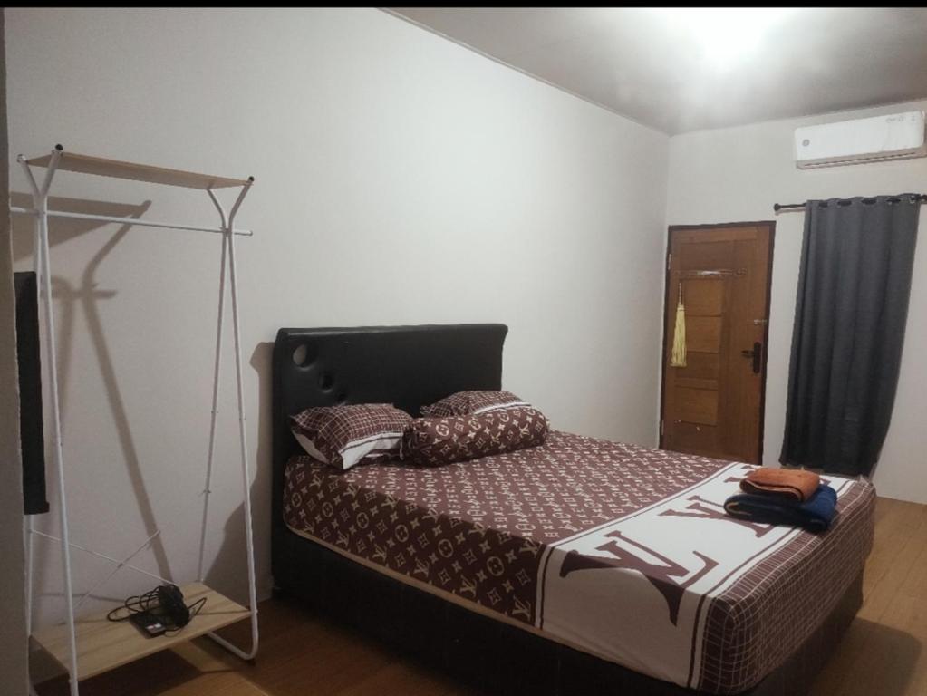 Postel nebo postele na pokoji v ubytování Kost Luis dan Penginapan Syariah