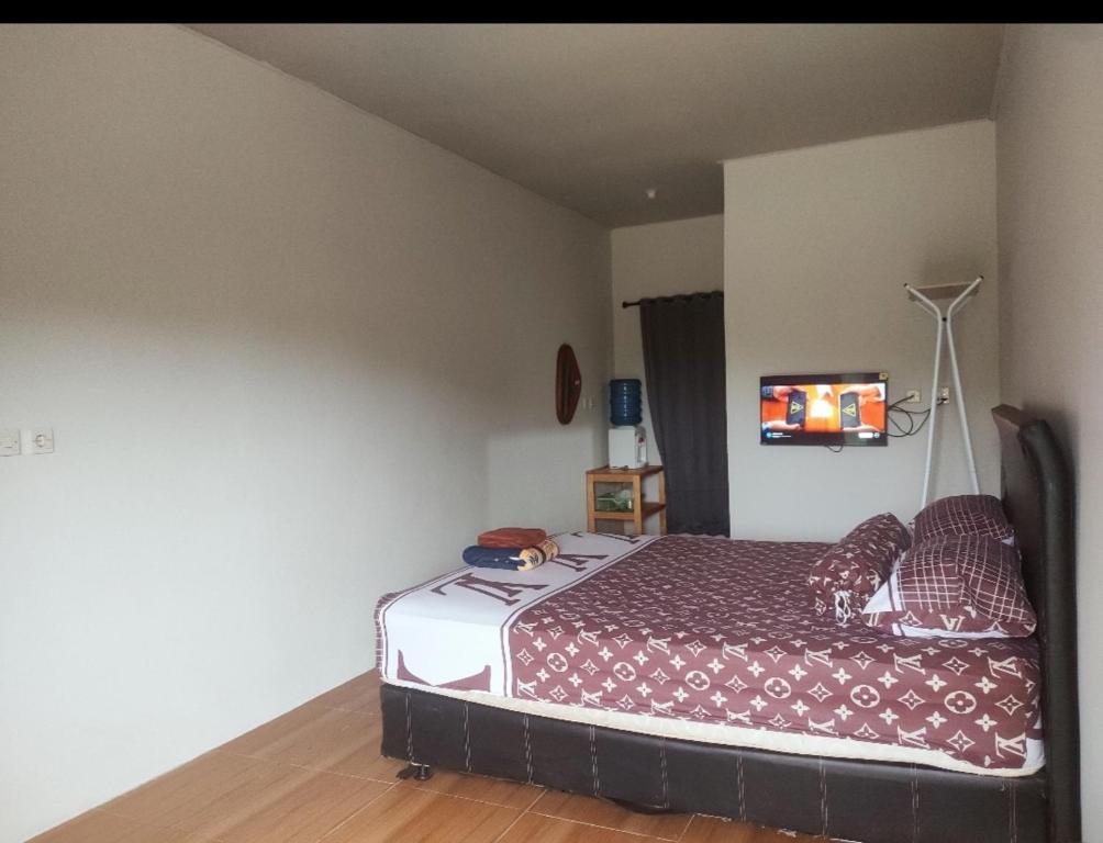 Postel nebo postele na pokoji v ubytování Kost Luis dan Penginapan Syariah
