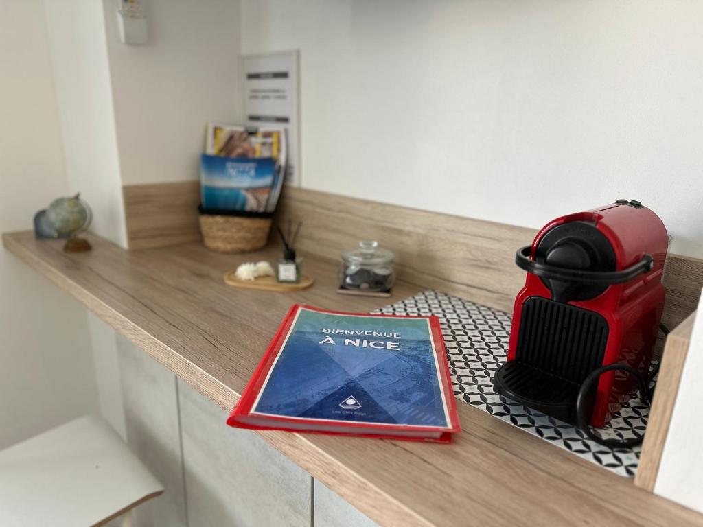 un livre posé sur un comptoir avec dans l'établissement Studette Massena #2, à Nice