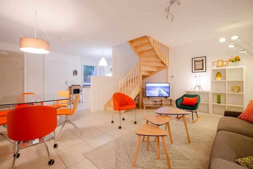 un salon avec un canapé et une table dans l'établissement Appartement de standing - 4 chambres - Grand Lyon, à Villeurbanne