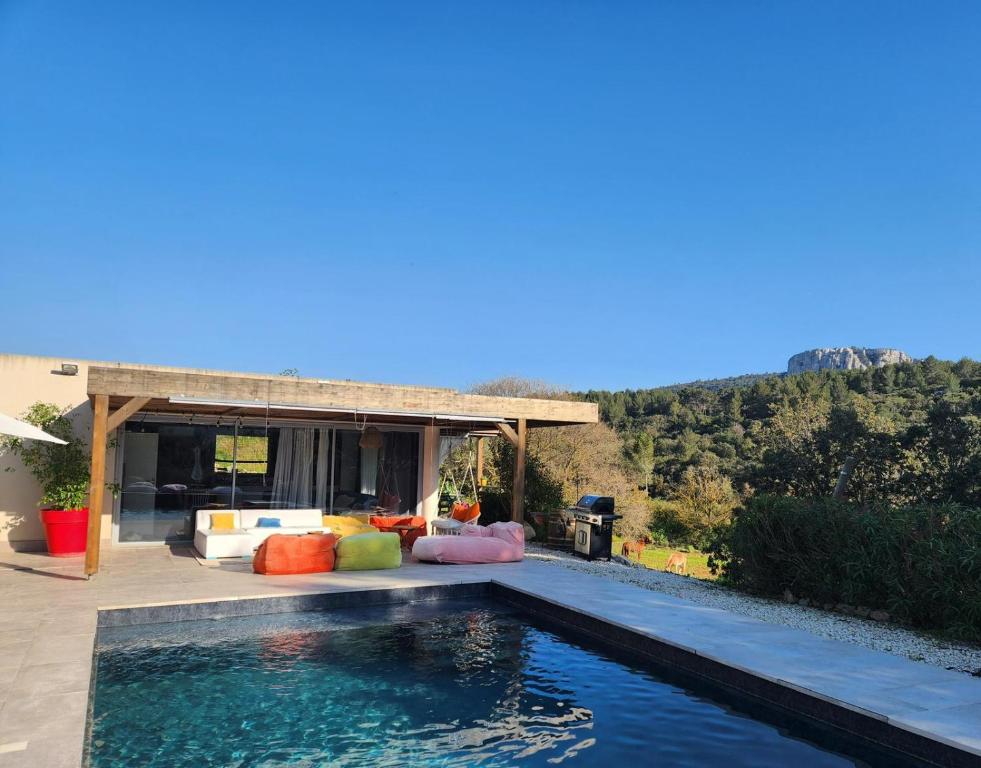 une villa avec piscine et une maison dans l'établissement Piscine chauffée dans les vignes, à Roquefort-la-Bédoule