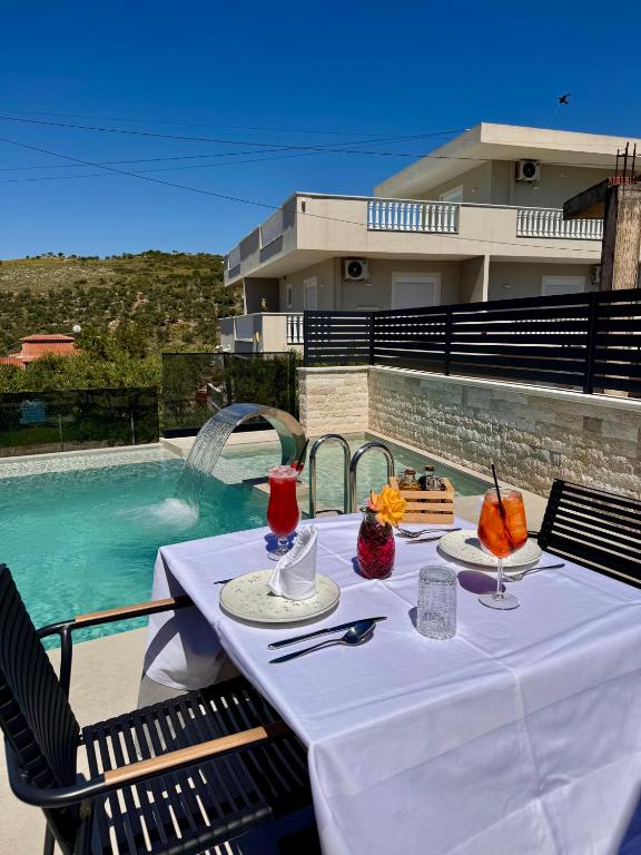 Bazén v ubytování Ionian's Breeze Hotel nebo v jeho okolí