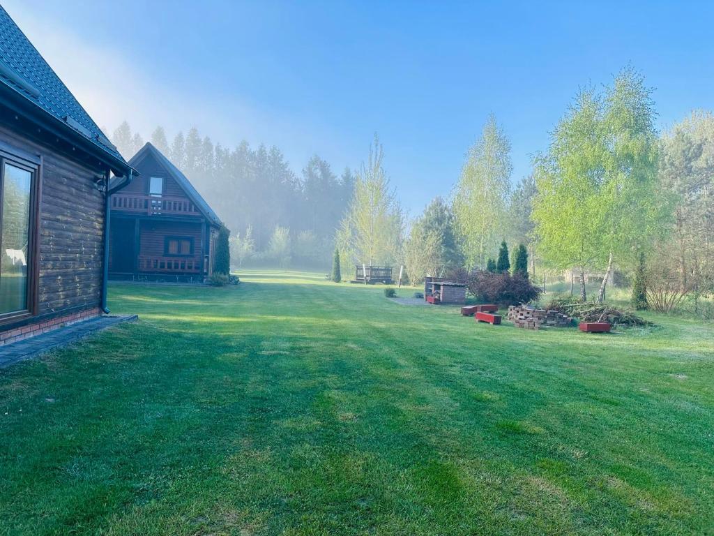 Vonkajšia záhrada v ubytovaní Domki nad Szelągiem