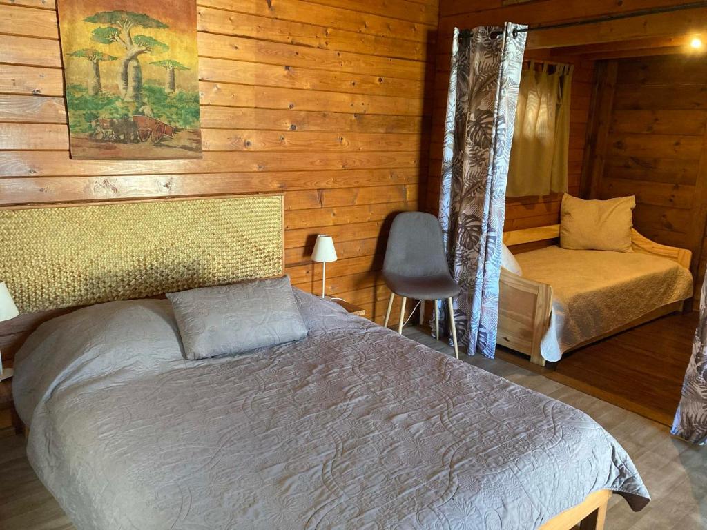 Postel nebo postele na pokoji v ubytování Les Bungalows les Vanilliers, Sud Sauvage avec piscine