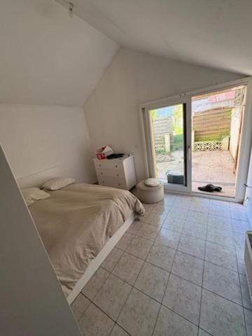 une petite chambre avec un lit et une fenêtre dans l'établissement Maison bord de rivière superbe jardin, à Vizille