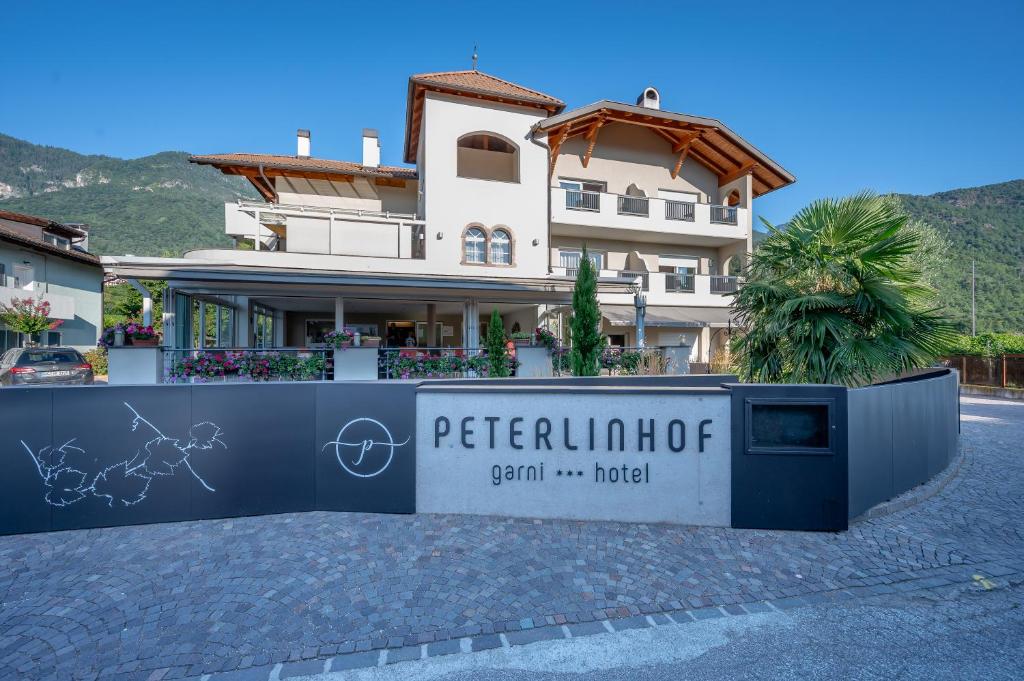 Nespecifikovaný výhled na hory nebo výhled na hory při pohledu z hotelu