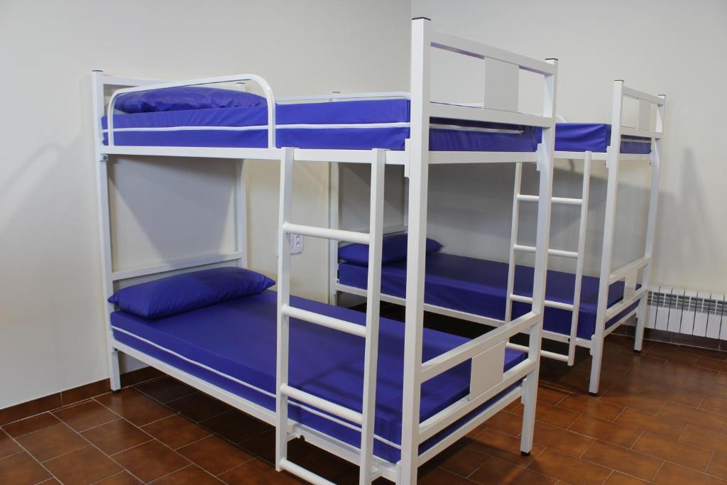 Katil dua tingkat atau katil-katil dua tingkat dalam bilik di Albergue Folgueira