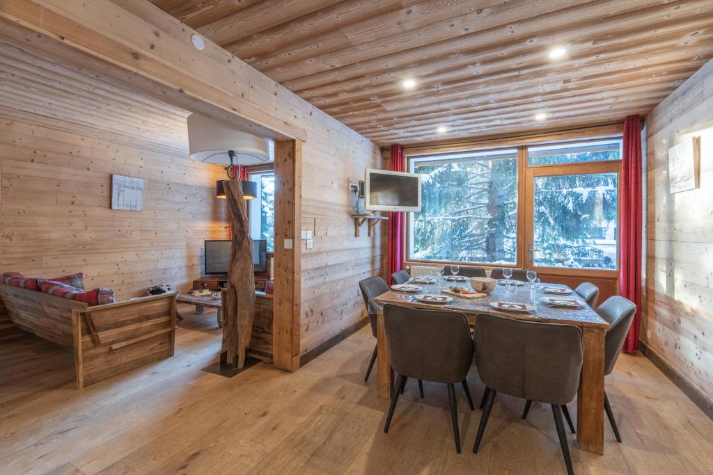 une salle à manger avec une table et des chaises dans l'établissement Alpe One 1850 M - 8P-50 m d'une piste et centre - Sea and Mountain Pleasure, à L'Alpe-d'Huez