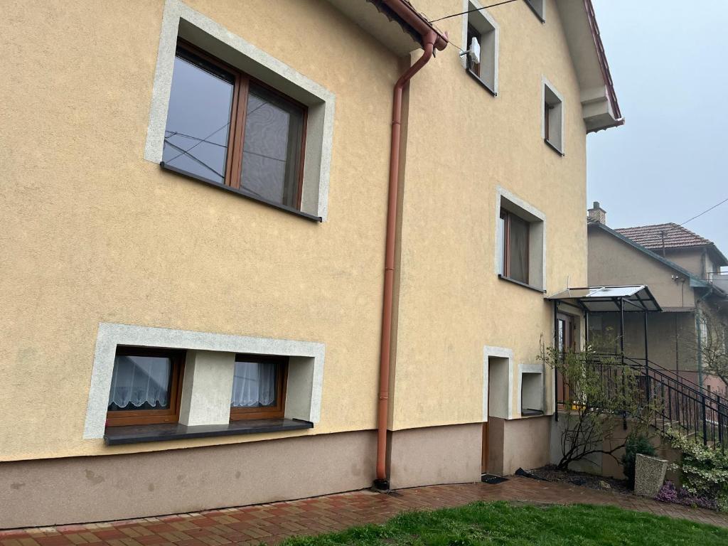 バンスカー・シュチャヴニツァにあるApartmán pod Kalváriou II - rodinný domの窓があり、側面にパイプがある家