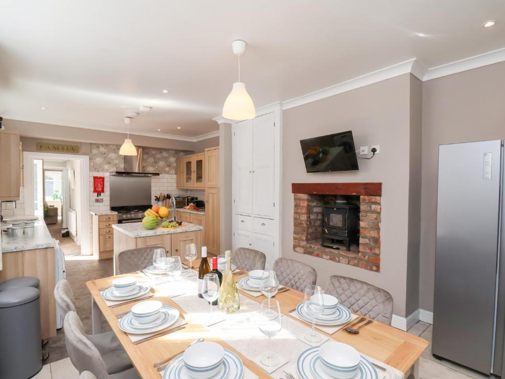een eetkamer en keuken met een tafel en stoelen bij Tennyson Grange in Bridlington