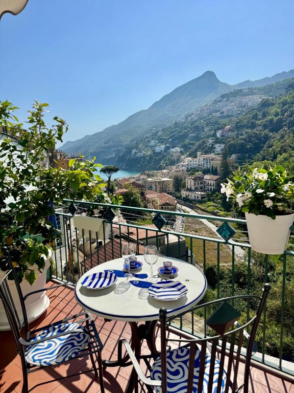 Una mesa y sillas en un balcón con vista. en Panoramic Flat Amalfi Coast - Sea View 1, en Vietri
