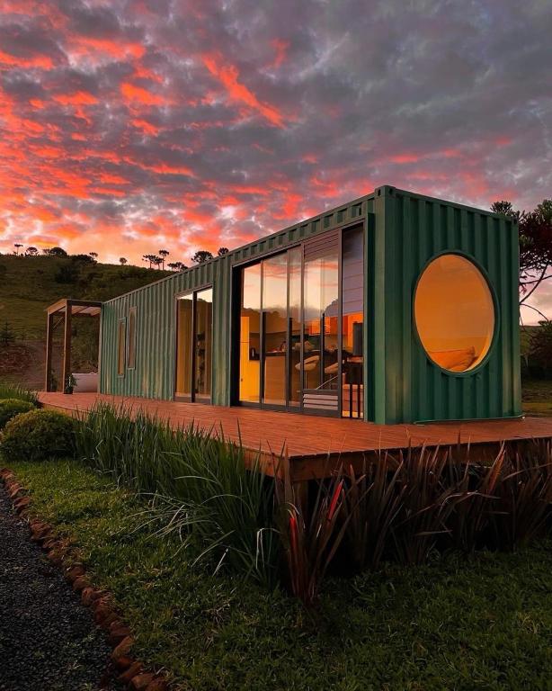 Východ nebo západ slunce při pohledu z chaty nebo okolí