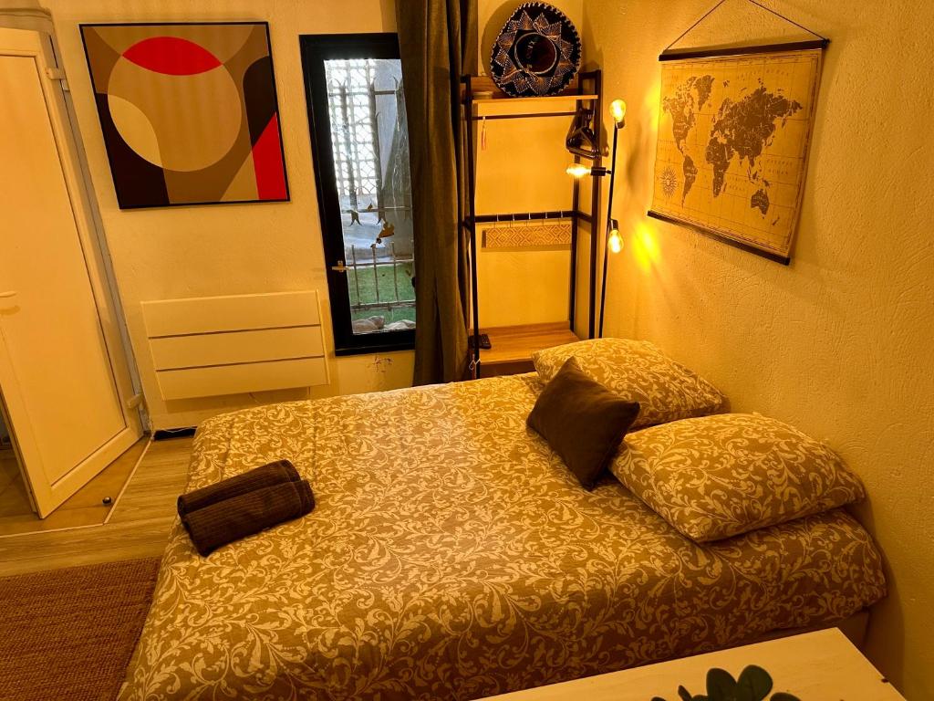 une petite chambre avec un lit dans une pièce dans l'établissement Studio Rdc proche Quai Rouget, à LʼIsle-sur-la-Sorgue