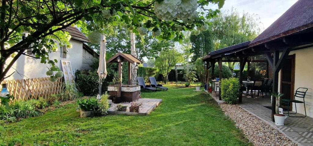 O grădină în afara Lovely Cottage Home