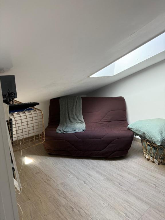 - un canapé au milieu d'une pièce dans l'établissement Mansarde à 1 min de la mer, à Nice