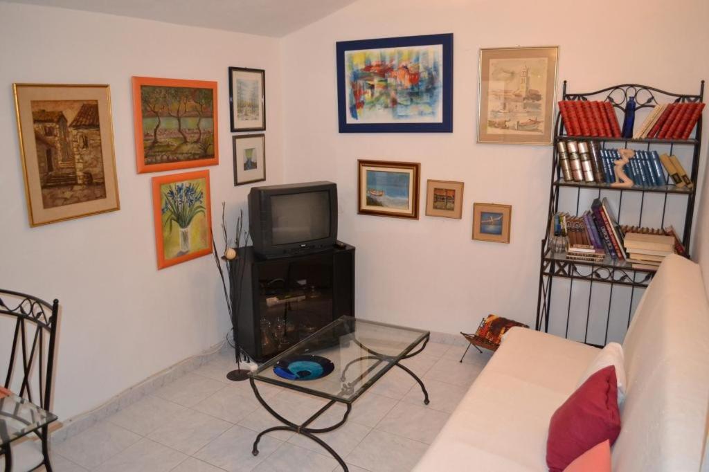 a living room with a couch and a tv at Apartments Villa Nada in Sutivan