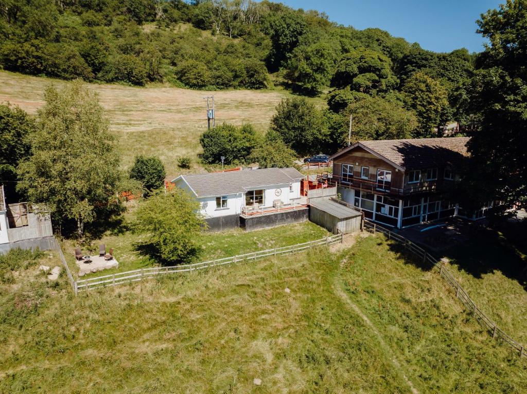 eine Luftansicht eines Hauses auf einem Feld in der Unterkunft Cottage, Pontsticill, Brecon Beacons in Dol-y-gaer Station