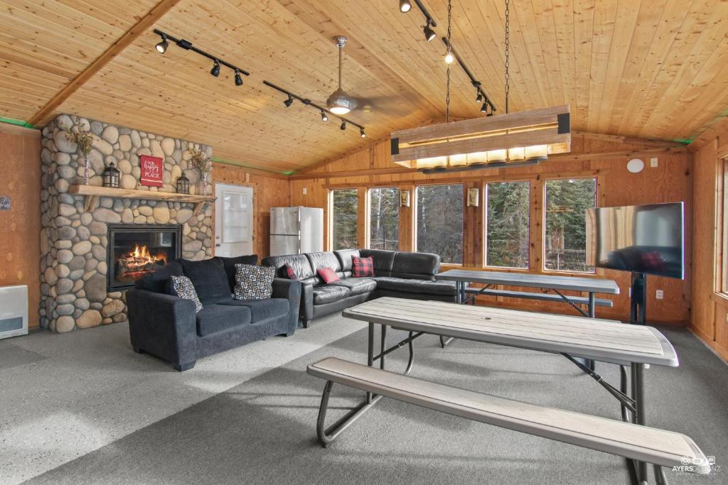 Χώρος καθιστικού στο Fish Camp – Rustic Retreat with 4 Cabins, Gazebo & Kenai River Access Sleeps 14