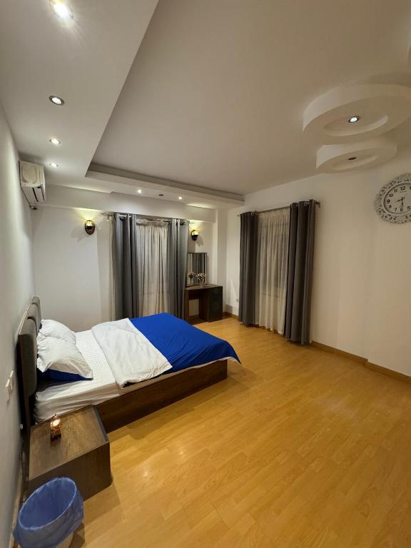 Postel nebo postele na pokoji v ubytování فيلا مفروشه للايجار في التجمع