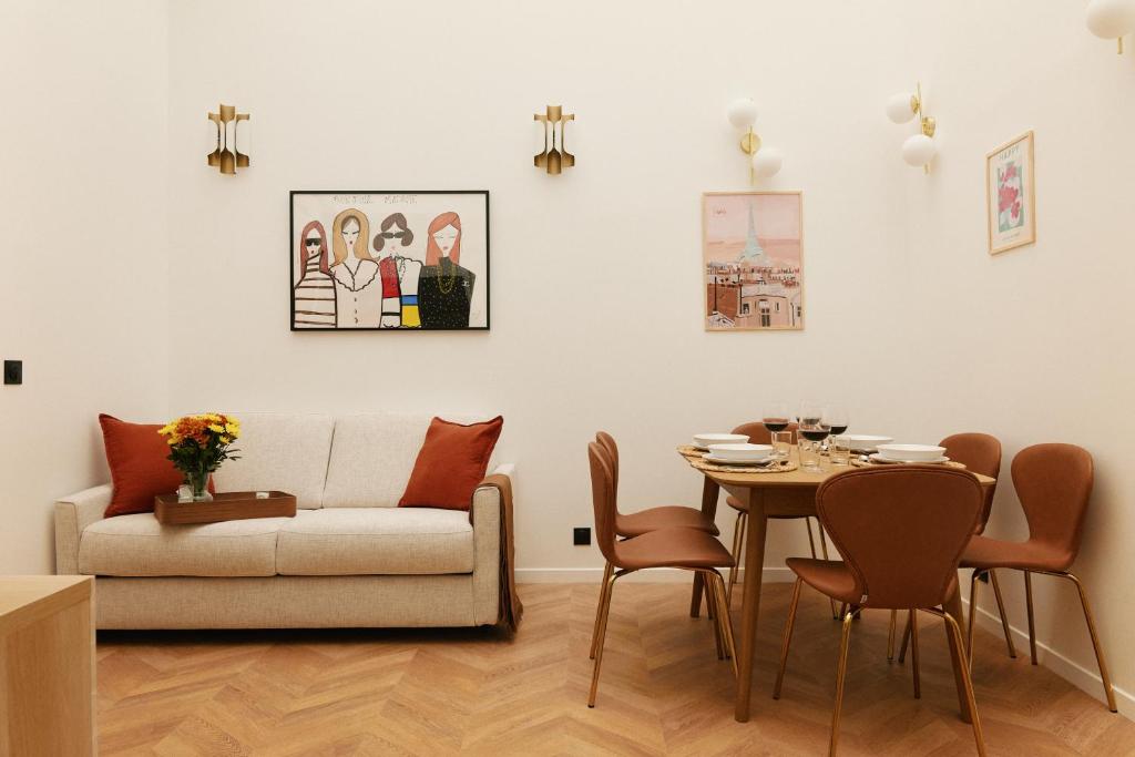 uma sala de estar com um sofá e uma mesa em Lavie Maison Glass Roof Flat- AC Hot Tub em Paris