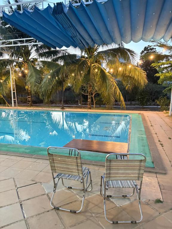 zwei Stühle vor einem Pool in der Unterkunft HD Homestay in Buon Ma Thuot