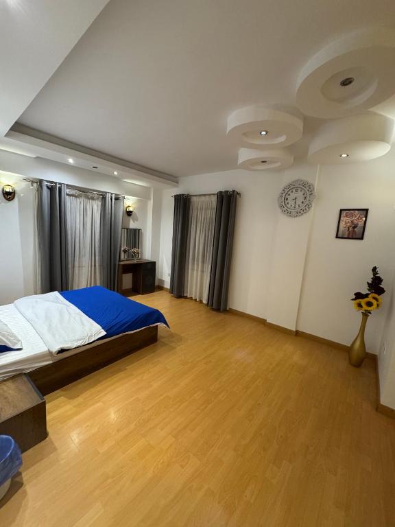 Postel nebo postele na pokoji v ubytování فيلا مفروشه للايجار في التجمع