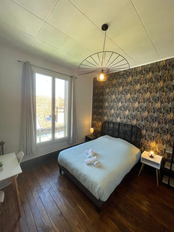 une chambre avec un lit avec deux ours en peluche dessus dans l'établissement Opale 3, à Vichy