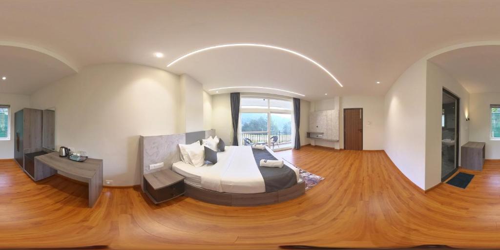 Postel nebo postele na pokoji v ubytování Vista Suites Doddabetta Ooty By Bestinn Leisure
