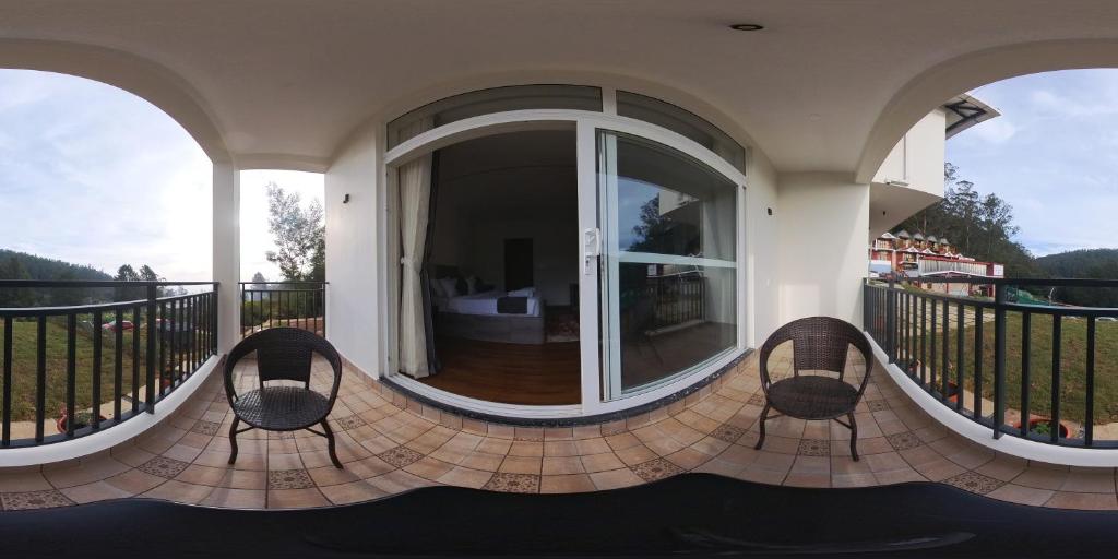 Balkón nebo terasa v ubytování Vista Suites Doddabetta Ooty By Bestinn Leisure