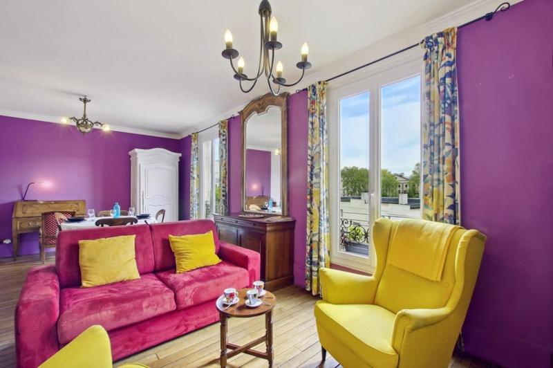 - un salon avec un canapé rose et des fauteuils jaunes dans l'établissement Authentic Parisian apartment, à Paris
