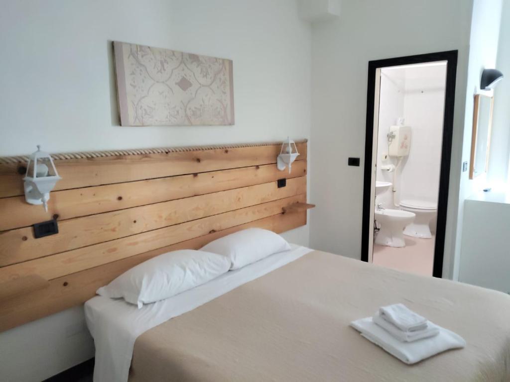 Łóżko lub łóżka w pokoju w obiekcie Hotel Garisenda B&B - in Centro a Riccione -