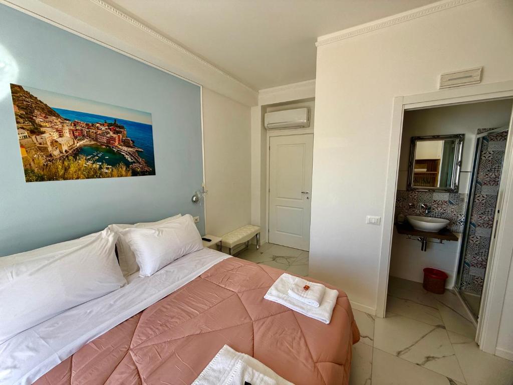 Postel nebo postele na pokoji v ubytování Vertigini Suites, Il Rifugio dell Amore per SOLE COPPIE , A 50m dalla Stazione e dalla Via dell Amore con Vista Mare e Intimità Appagante