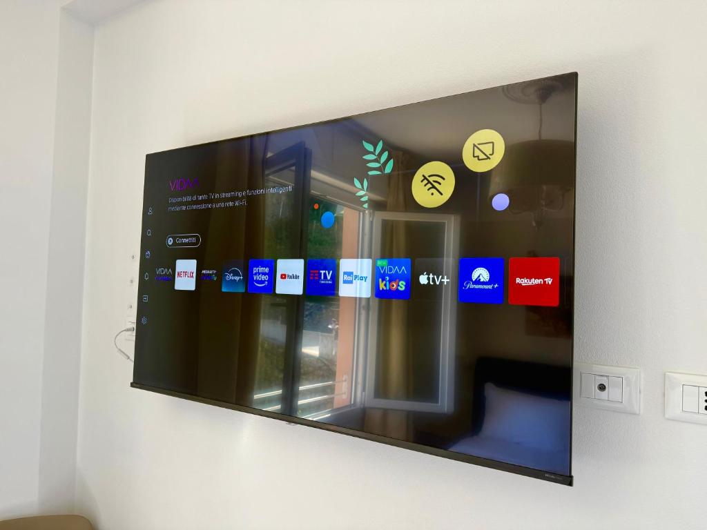 TV a/nebo společenská místnost v ubytování Vertigini Suites, Il Rifugio dell Amore per SOLE COPPIE , A 50m dalla Stazione e dalla Via dell Amore con Vista Mare e Intimità Appagante