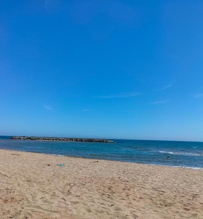 une plage de sable avec l'océan en arrière-plan dans l'établissement GRANDE PLAGE A 50 Métres, à Valras-Plage