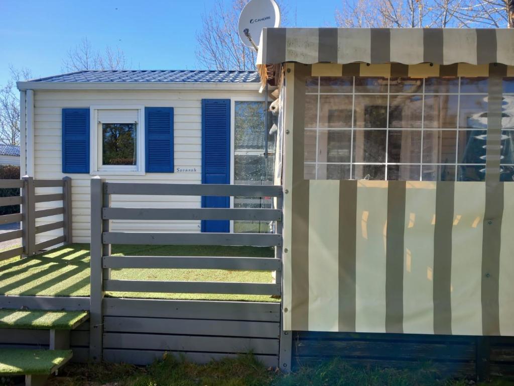 Une petite maison avec une clôture à côté dans l'établissement L'évasion, à La Bernerie-en-Retz