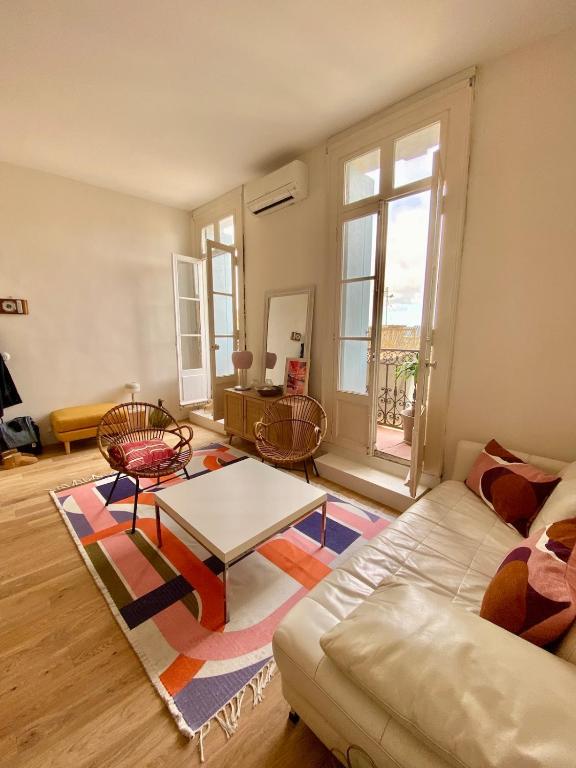 un salon avec un canapé et une table dans l'établissement Escale zen à Sète, à Sète