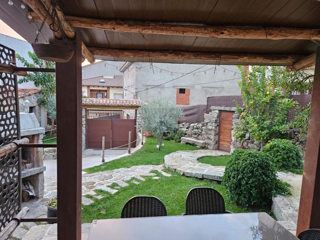 Porche de El Patio de las Tinajas en Sotillo de la Adrada
