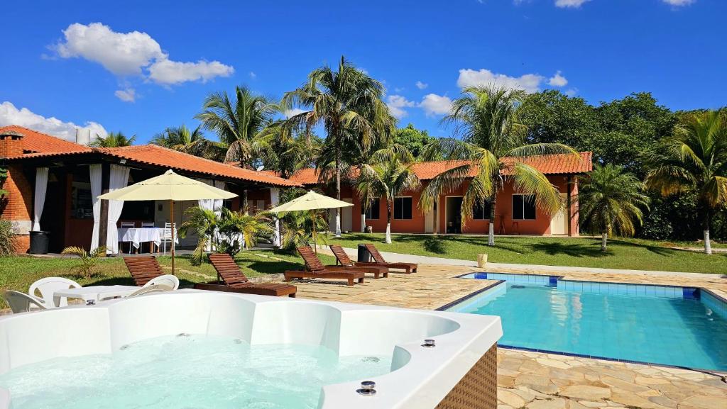 eine Villa mit Swimmingpool und ein Resort in der Unterkunft Hotel Villa Charmosa in São Pedro