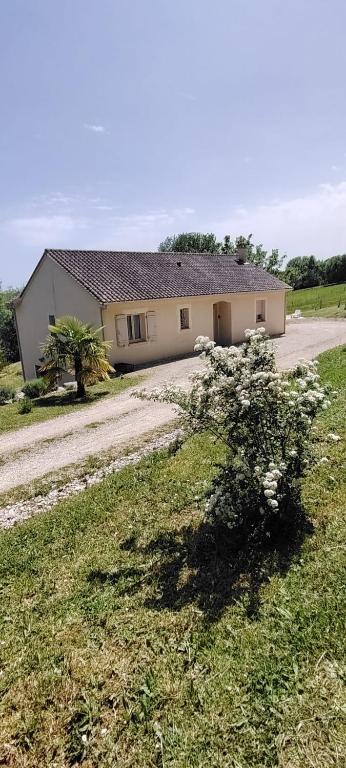 un bâtiment avec une pelouse devant lui dans l'établissement Maison de vacances en Périgord, à Fleurac
