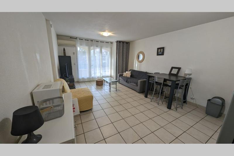 un salon avec un canapé et une table dans l'établissement Joli T2 dans résidence de vacances - Sierra Madre 202, à Canet