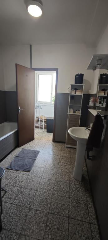 une chambre avec une porte et une table dans l'établissement F2 Entrée de la ville Vue Mer, à Ajaccio